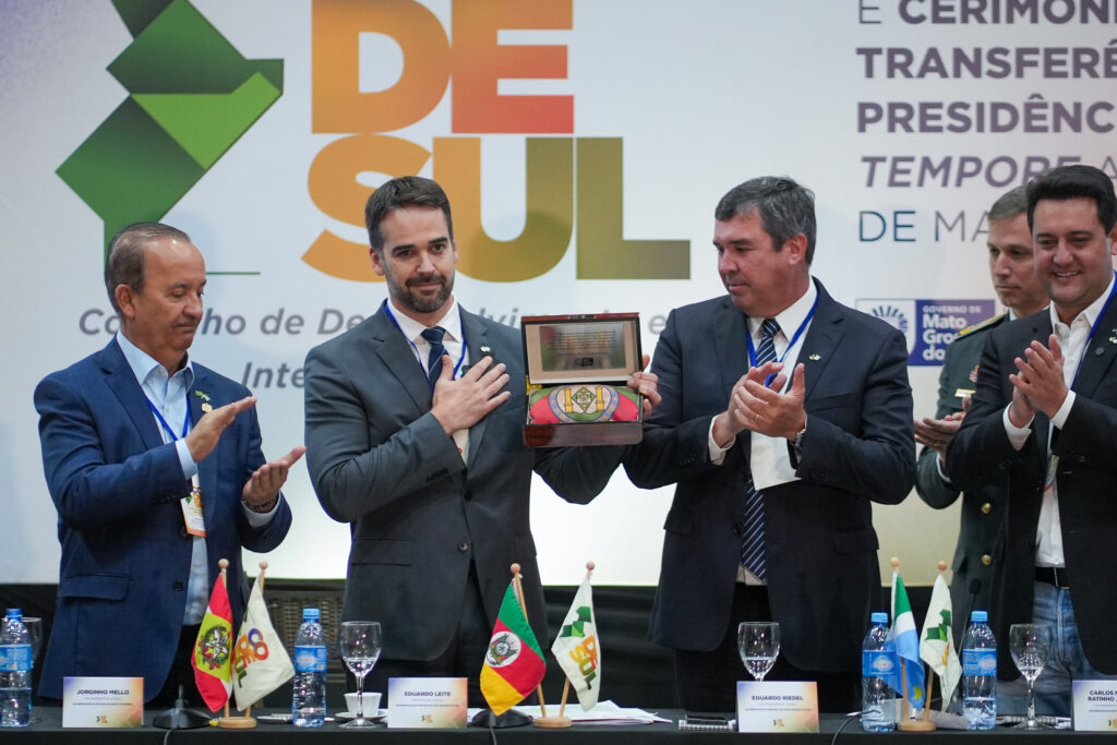 Riedel devolve bandeira do RS retirada de enchente durante posse no Codesul