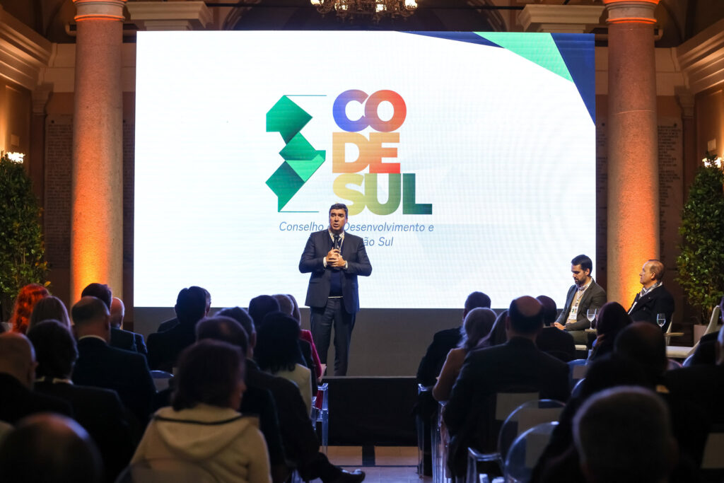 Governador Eduardo Riedel será o próximo presidente do Codesul