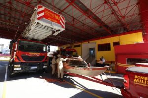 Read more about the article Governo do MS envia primeira equipe de bombeiros militares para ajudar no salvamento de vítimas no RS