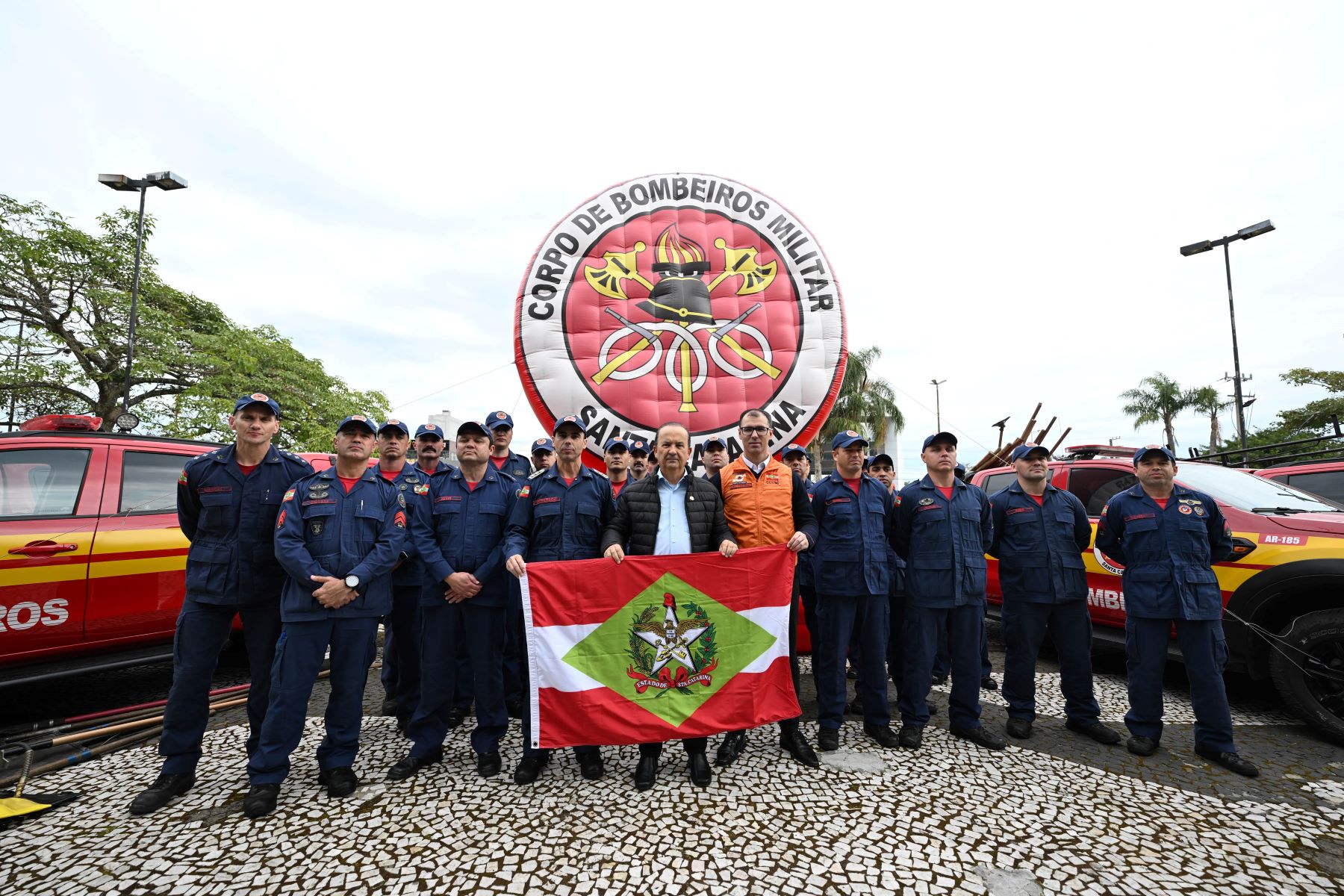 Read more about the article Governador acompanha envio de bombeiros militares catarinenses para combater incêndios no Mato Grosso do Sul