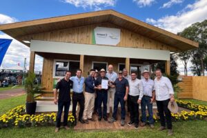 Read more about the article Paraná oficializa a doação de 100 casas rurais sustentáveis para agricultores do Rio Grande do Sul
